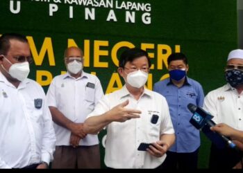 CHOW Kon Yeow (tengah) ketika ditemui pemberita selepas memantau program PSC-19 di Stadium Batu Kawan, Pulau Pinang, hari ini.