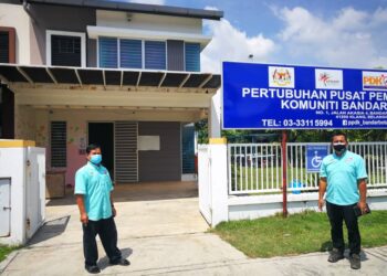 NOR Shabudin Monil (kanan) di hadapan bangunan PDK di Bandar Botanik Klang, Selangor hari ini. - UTUSAN / ABDUL RAZAK IDRIS