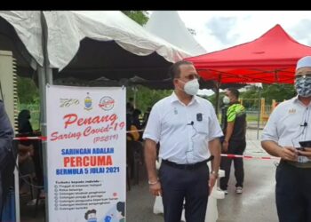 ROZALI Mohamud (kanan) bersama Jagdeep Singh Deo (tengah) dan Ketua Shafee Abdul Samad ketika memantau perjalanan PSC19 di Dewan Orang Ramai Taman Camellia, Bandar Perda, Bukit Mertajam, Pulau Pinang hari ini.