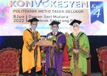 ABDUL RAZAK Jaafar (tengah) bersama Zainab Ahmad dan Khairul Anuar Ishak dalaam Majlis Konvokesyen PMTG kali keempat di Permatang Pauh, Pulau Pinang baru-baru ini.