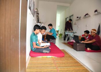 SILIBUS pelajar universiti perlu ada elemen TVET sebagai elemen tambahan kepada nilai kebolehpasaran graduan dalam industri. - GAMBAR HIASAN