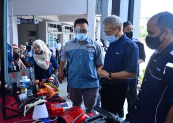 MANSOR Othman (dua, kanan)melihat peralatan dihasilkan oleh pelajar-pelajar yang mengikuti
program Pendidikan dan Latihan Teknikal dan Vokasional (TVET).