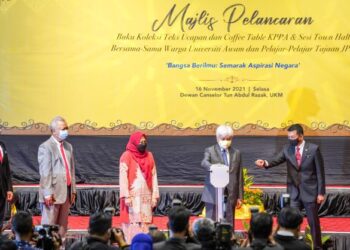TUANKU Mukhriz Tuanku Munawir berkenaan melancarkan Buku Koleksi Teks Ucapan dan Coffee Table KPPA serta Sesi Town Hall bersama Warga Universiti Awam dan Pelajar Tajaan JPA di Dewan Canselor Tun Abdul Razak, Universiti Kebangsaan Malaysia (UKM) di sini, hari ini. -UTUSAN/ MUHAMAD IQBAL