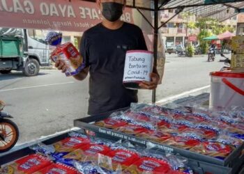 IBRAHIM Abd. Rahim terharu apabila inisiatif Tabung Covid-19 Baen Ayaq Gajah yang digerakkan secara individu di gerainya di Teluk Bahang, Pulau Pinang kini turut mendapat perhatian pelbagai pihak yang turut menyumbang makanan bersama.