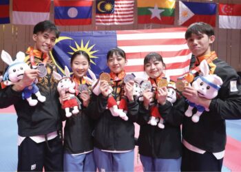 PASUKAN taekwondo Malaysia cemerlang menggondol dua pingat emas dan dua perak dalam saingan poomsae Sukan SEA 2023 di Phnom Penh kelmarin.