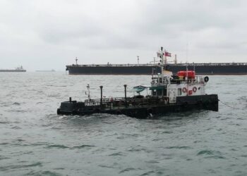 KAPAL tangki berdaftar di Malabo, Equatorial Guinea yang ditahan Agensi Penguatkuasaan Maritim Malaysia (Maritim Malaysia) Johor kerana berlabuh tanpa kebenaran.