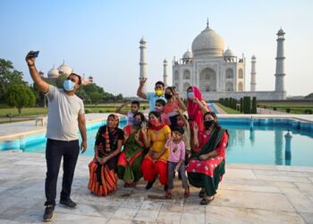 PELANCONG mengambil gambar dengan berlatarbelakang Taj Mahal selepas dibuka kepada orang ramai. - AFP