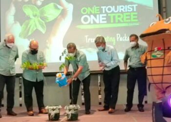 TAKIYUDDIN Hassan (tengah) menyiram pokok bagi simbolik perasmian  Forum Kelestarian Luggp 2021, Projek Konservasi Alam One Tourist One Tree (1T1T) dan Projek Orang Langkawi di Langkawi hari ini. - FOTO/NUR AMALINA AZMAN