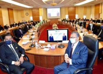 TAKIYUDDIN Hassan dan Menteri Besar Perlis, Datuk Seri Azlan Man dalam majlis taklimat Jawatankuasa Pengurusan Darurat Covid-19 di  Kangar, semalam. – UTUSAN/MOHD. HAFIZ ABD. MUTALIB