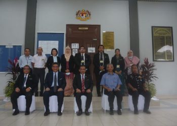 TAKIYUDDIN Hassan (tengah) bergambar bersama kakitangan Mahkamah Baling selepas mengadakan lawatan di mahkamah itu hari ini.