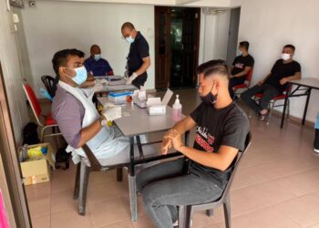 EMAIN Kelantan Warriors melakukan ujian swab Covid-19 bagi mematuhi syarat ditetapkan oleh PSM untuk menyertai Liga Sepak Sepak Takraw Kebangsaan 2020. – IHSAN KELANTAN WARRIORS