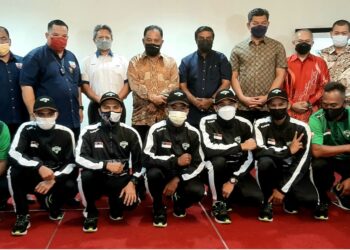 AKRAMUDDIN Abdul Aziz (tiga dari kiri) bersama skuad Melaka Titans yang akan membawa cabaran STL Liga Divisyen Satu, Februari ini. - UTUSAN/AMRAN MULUP