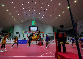 AKSI pemain Malaysia (kuning) ketika menentang Thailand dalam saingan regu lelaki pada Sukan SEA 2021 di Hanoi, minggu lalu. – UTUSAN/SHIDDIEQIIN ZON