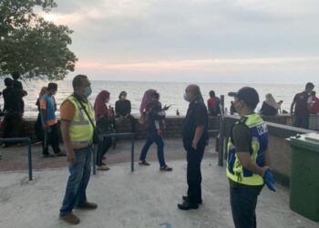 NOORZAINY Mohd. Noor (depan, dua dari kanan) turut serta dalam tinjauan pematuhan SOP PPN Fasa Kedua di Taman Rekreasi Pantai Robina, Butterworth, Pulau Pinang petang semalam.