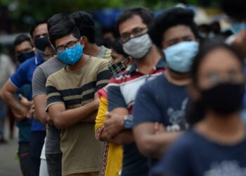 PENDUDUK menunggu untuk mendapatkan suntikan vaksin Covid-19 di sebuah kem vaksinasi di Chennai. - AFP