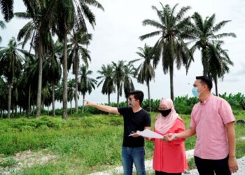 Hamidah Osman (tengah) meninjau kawasan Tanah Rizab Melayu di Sitiawan yang sebelum ini mencetuskan kontroversi. MINGGUAN/ZULFACHRI ZULKIFLI.