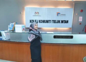 NORFARRAH Syahirah Shaari ketika ditemui di tempat kerjanya di Kolej Komuniti Teluk Intan di Teluk Intan semalam.– UTUSAN/AIN SAFRE BIDIN