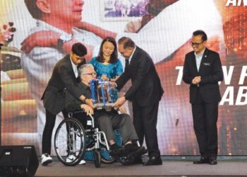 Zaki Abdul Rahman ketika menerima Anugerah Khas daripada Perdana Menteri, Datuk Seri Anwar Ibrahim dalam Anugerah Sukan Negara 2021.