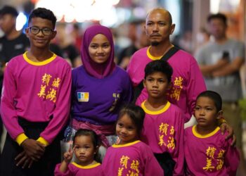 MOHD. Farulnizam Mohd. Fisah bersama anak-anaknya (dari kiri) Mohammad Firdaus, Siti Aishah, Mohd Faiz, Mohamad Fahmi, Siti Alya dan Siti Aleesa yang berusia tujuh tahun.