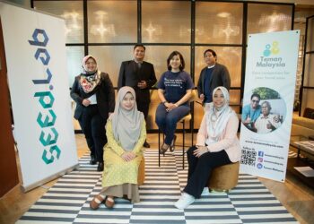 NURUL Ezzati Mohamed Nasir bersama kakitangan Teman Malaysia.