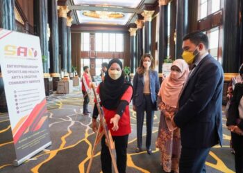 TENGKU Amir Shah Sultan Sharafuddin Idris berkenan melawat ‘Vision Board’ daripada peserta Program Team Malaysia, di Hotel Sunway Resort Hotel & Spa di Petaling Jaya, Selangor hari ini. - FOTO/SHIDDIEQIIN ZON