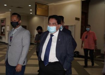 TENGKU Adnan Tengku Mansor dilepas tanpa dibebaskan daripada tuduhan menerima rasuah RM1 juta daripada seorang ahli perniagaan tujuh tahun lalu di Mahkamah Tinggi Kuala Lumpur hari ini. - UTUSAN/FARIZWAN HASBULLAH