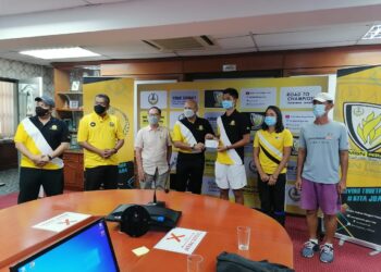 FAWZIL Abdul Wahid (empat dari kanan) menyampaikan cek sumbangan PLTP kepada Mitsuko Leong dan adiknya, Shihomi di Ipoh, Sabtu lalu.