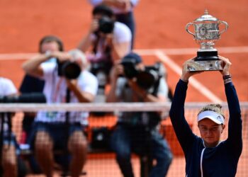 BARBORA Krejcikova menjulang trofi Terbuka Perancis selepas menewaskan pemain Rusia, Anastasia Pavlyuchenkova.- AFP