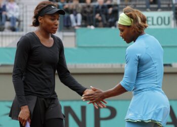 SERENA Williams (kanan) menerima tiket jemputan untuk beraksi di Wimbledon kali ini, namun nasib tidak menyebelahi kakaknya, Venus.