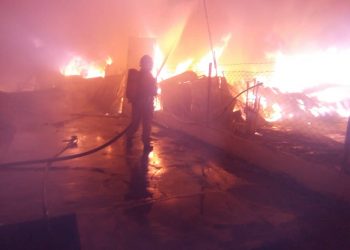 ANGOTA bomba memadam kebakaran dua buah rumah di Jalan Selat di Teluk Intan Perak, hari ini. - GAMBAR IHSAN JBPM