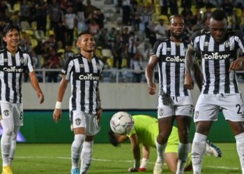 PENYERANG import, Tchetche Kipre (kanan) antara 12 tonggak yang digugurkan Terengganu FC untuk menghadapi musim baharu 2023.