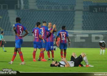 PEMAIN JDT meraikan jaringan Safawi Rasid ketika menentang Terengganu FC dalam aksi Liga Super semalam. - IHSAN TERENGGANU FC