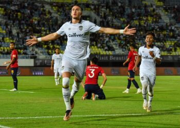 IVAN Mamut (depan) meraikan kejayaan menjaringkan gol pertama ketika bertemu Melaka FC pada saingan Piala FA di Stadium Sultan Mizan Zainal Abidin, Kuala Nerus, Terengganu, malam ini. - UTUSAN/PUQTRA HAIRRY ROSLI