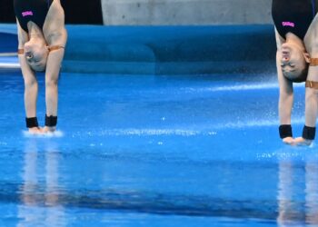 PANDELELA Rinong (kiri) ketika bergandingan dengan Leong Mun Yee pada Sukan Olimpik Tokyo, tahun lalu.