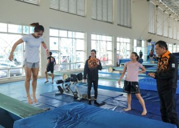 HAMIDIN Mohd. Amin (kanan) bersama Nicol David (dua, kiri) dan Pandelela Rinong melihat Nur Dhabitah Sabri menjalani latihan di Pusat Akuatik Nasional, Bukit Jalil semalam.