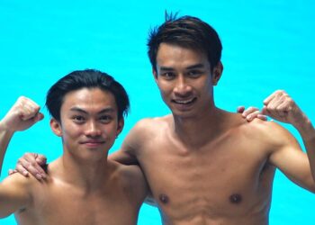 Muhammad Syafiq Puteh (kanan) dan Gabriel Gilbert Daim memastikan Malaysia mengungguli pingat emas serta perak dalam saingan terjun 3m papan anjal lelaki Sukan SEA 2024 di Phnom Penh. - UTUSAN/AMIR KHALID
