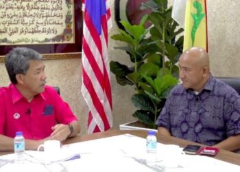 MOHAMAD Hasan (kiri) ketika ditemubual moderator, Datuk Dr. Azizan Abdul Majid dalam program bual bicara Terus Terang yang disiarkan secara langsung menerusi Facebook UMNO Online malam ini.