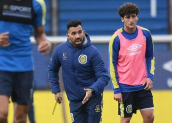 CARLOS Tevez menjalankan tugas pertamanya sebagai pengurus Rosario Central.