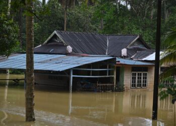 KEADAAN salah sebuah rumah yang terlibat dalam kejadian banjir di Besut, Terengganu pada Disember tahun lalu. - UTUSAN/PUQTRA HAIRRY ROSLI