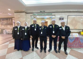 MOHAMAD Zamry Mohd. Noor (tengah) bersama petugas pusat khidmat pelanggan Tabung Haji di Mekah.