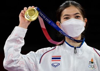Panipak Wongpattanakit meraikan pingat emas yang dimenanginya di Tokyo hari ini.