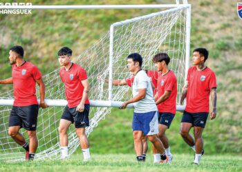 PEMAIN Thailand menjalani latihan di  Tashkent, Uzbekistan semalam sebelum menentang Malaysia dalam perlawanan Piala Asia B-23 malam ini.