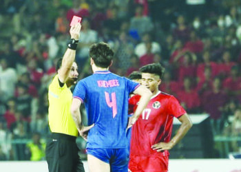 JONATHAN Khemdee dilayangkan kad merah ketika Thailand tumpas kepada Indonesia, Selasa lalu.