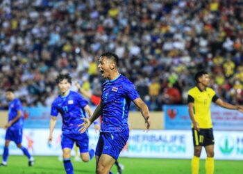 PEMAIN Thailand, Patrik Gustavsson meraikan gol pembukaan pasukannya ketika menentang Malaysia dalam aksi pembukaan Kumpulan B, Sukan SEA 2021 di Vietnam.