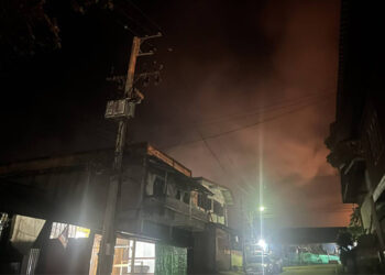 ASAP tebal akibat dua letupan di pekan Phyathnezu, Myanmar kelihatan dari pusat pemeriksaan sempadan Phra Chedi Sam Ong di daerah Sangkhla Buri, Kanchanaburi. - AGENSI