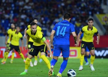 PEMAIN Malaysia menangani tekanan hebat Thailand untuk mara ke final Piala Raja Thai.