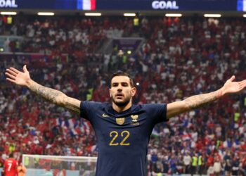 THEO Hernandez meraikan gol pembukaan Perancis ketika menumpaskan Maghribi pada separuh akhir Piala Dunia 2022 di Stadium Al-Bayt, Al Khor. - AFP
