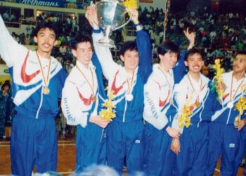 RASHID Sidek (kiri) ketika membantu Malaysia menjulang Piala Thomas di Kuala Lumpur 1992.