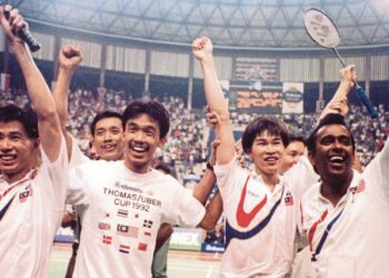 RASHID Sidek (dua dari kiri) dan Cheah Soon Kit (dua dari kanan) ketika membantu Malaysia menjuarai Piala Thomas 1992 di Kuala Lumpur.