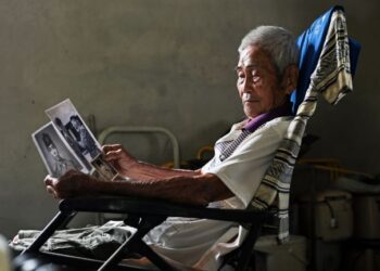 Ooi Thor Keat yang terlibat dalam Rundingan Baling antara  kerajaan dan komunis pada tahun 1955 menunjukkan koleksi gambar-gambar lama semasa perkhidmatan beliau dalam Pasukan Polis Hutan ketika ditemui di Baling, Kedah kelmarin. -  UTUSAN/ SHAHIR NOORDIN.